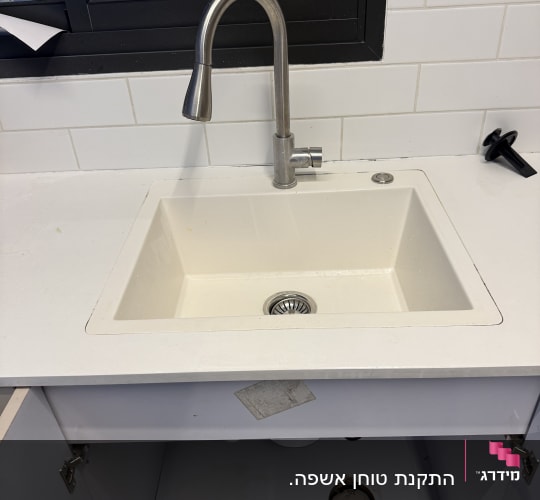 כיור מטבח עם ברז נירוסטה וארון פתוח